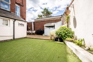 Beachfront flat -bright, spacious & private garden