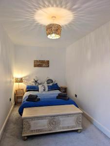 Beachfront flat -bright, spacious & private garden