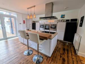 Beachfront flat -bright, spacious & private garden