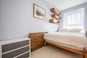 Beachfront flat -bright, spacious & private garden