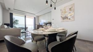 SUNSET SAILORS show apartment