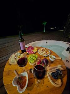 Casa Container com Hidro ao Ar Livre e Vista para a Natureza Miguel Pereira