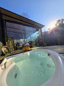 Casa Container com Hidro ao Ar Livre e Vista para a Natureza Miguel Pereira