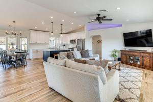 Fully Furnished Poolside Oasis 5 Mi to Lake Havasu