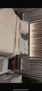 شقة فندقيه مؤثثه بالعوالي الرياض غرفتين وصالتين ومطبخ وسطح روماني وبلكونه