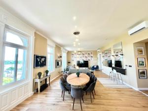 20ppl Central LUX Danube 180 degree View, AC in 7BR 5BA