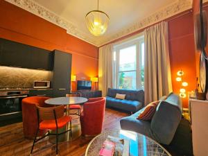 Beautiful & Bright Victorian Home with High Ceiling in Paddington near Hyde Park by Tube Stations - Ground Floor, No Stairs