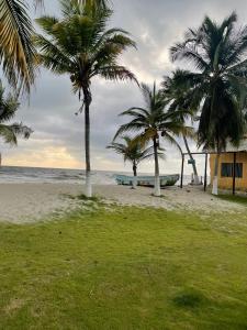 Cabaña cerca al Mar con Pisicina y AC en Tolú
