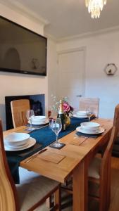 Modern 3-Bed Family Home Sleeps 6 Fast- Wi-Fi Free-Parking- Private Patio