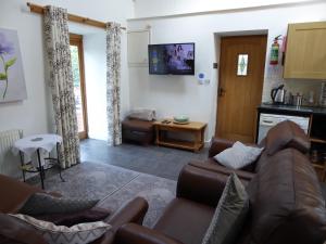 Romeo Cottage - Sleeps 4 - Open Plan Barn - Private Hot Tub & Garden