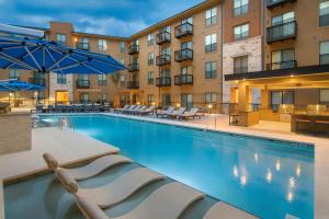 Premier Suites at Marina-Venice with Luxe Pool, Gym & Hot Tub & More