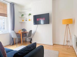 Promo rate - Shoreditch 1-Bedroom Apt near Hoxton & Old St with Dryer, Washer, WiFi by Staylio
