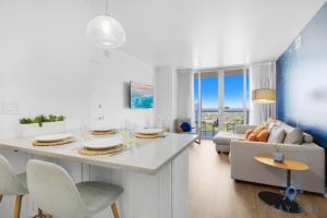 Stylish 1BR High Rise Retreat w Ocean View