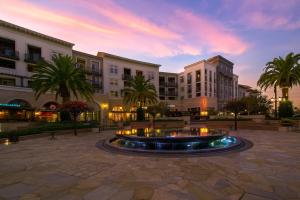 Premier Suites at Marina-Venice with Luxe Pool, Gym & Hot Tub & More