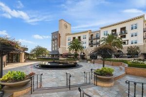 Premier Suites at Marina-Venice with Luxe Pool, Gym & Hot Tub & More