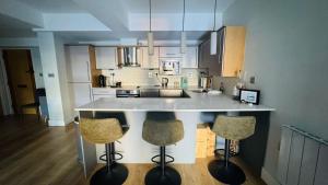 2 beds by Tower Bridge, Walk to Sights & Dining