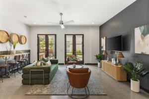 Rooftop Patio with Parking WALK to Belmont and 12 South