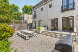 Rooftop Patio with Parking WALK to Belmont and 12 South