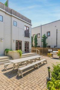 Rooftop Patio with Parking WALK to Belmont and 12 South