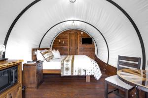 Secluded Luxury Wagon with Pond, King Bed, Full Bath, Patio