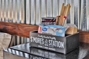 Secluded Luxury Wagon with Pond, King Bed, Full Bath, Patio