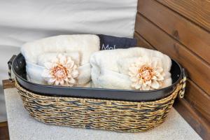 Secluded Luxury Wagon with Pond, King Bed, Full Bath, Patio