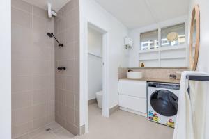 Beachy Breeze, Sleeps 4, Steps to Scarb Beach