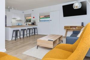 Beachy Breeze, Sleeps 4, Steps to Scarb Beach