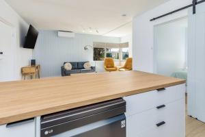 Beachy Breeze, Sleeps 4, Steps to Scarb Beach