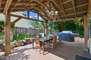 6 bedrooms, Walking distance to airport