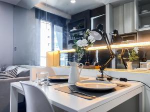 Upscale High-Rise 1BR - Ultra Fast Wifi - Phrom Phong