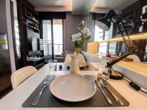 Upscale High-Rise 1BR - Ultra Fast Wifi - Phrom Phong