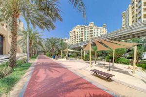 Vacationer Holiday Homes I Serene 2 Bed l Close to West Beach on the Palm
