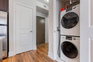Modern Down Town Condo Near CN Tower with Fast WiFi