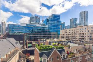 Modern Down Town Condo Near CN Tower with Fast WiFi