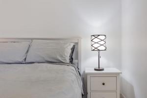 Modern Down Town Condo Near CN Tower with Fast WiFi