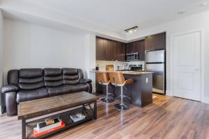 Modern Down Town Condo Near CN Tower with Fast WiFi