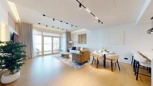 Vacationer Holiday Homes I Chic 1 Bed with Sea Views l Beach Access on The Palm