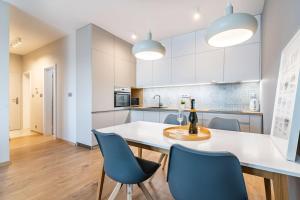 Apartmán AZIZI, private parking garage free, 5 min peso do centra