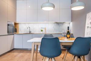 Apartmán AZIZI, private parking garage free, 5 min peso do centra