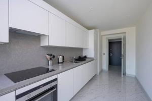 Gorgeous Corner Deluxe 1BD CondoPoolViews! #133