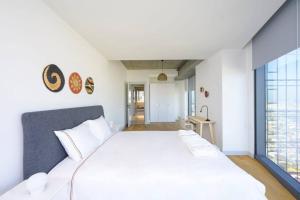 Gorgeous Corner Deluxe 1BD CondoPoolViews! #133