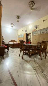 Kusum Palace near kashi vishwanath temple 1 km