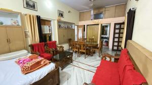 Kusum Palace near kashi vishwanath temple 1 km