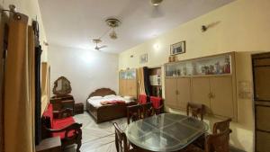 Kusum Palace near kashi vishwanath temple 1 km