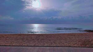 Apartamento reformado con terraza vistas al mar y a las piscinas de Magic World garaje y piscina frente a Balneario Aire acondicionadowifi