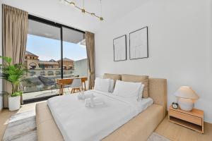 Golden Stays - Binghatti Crescent I Cozy 1BR Retreat I Pool & Gym I JVC Dubai