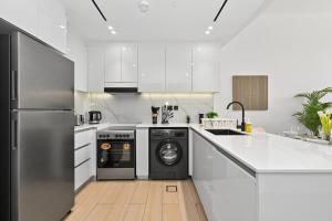 Golden Stays - Binghatti Crescent I Cozy 1BR Retreat I Pool & Gym I JVC Dubai