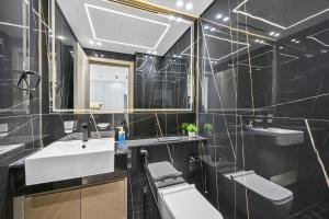 Golden Stays - Binghatti Crescent I Cozy 1BR Retreat I Pool & Gym I JVC Dubai