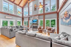 The Retreat at Wildwood - Hot Tub Theater & Deck